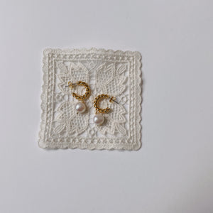 Fresh Water Pearl Earrings (18K Gold Plated)
